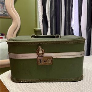 Vintage Green Travel Case